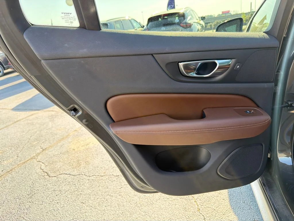 Used 2021 Green Volvo T5 image 22