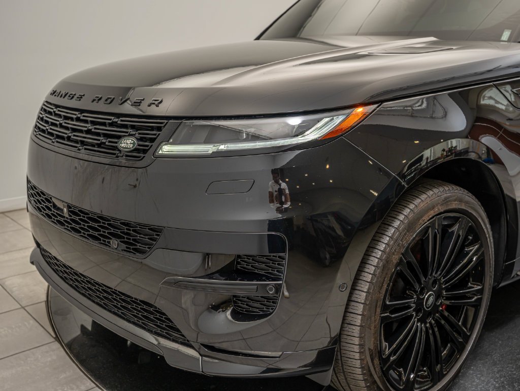 Used 2024 Black Land Rover Dynamic SE image 3