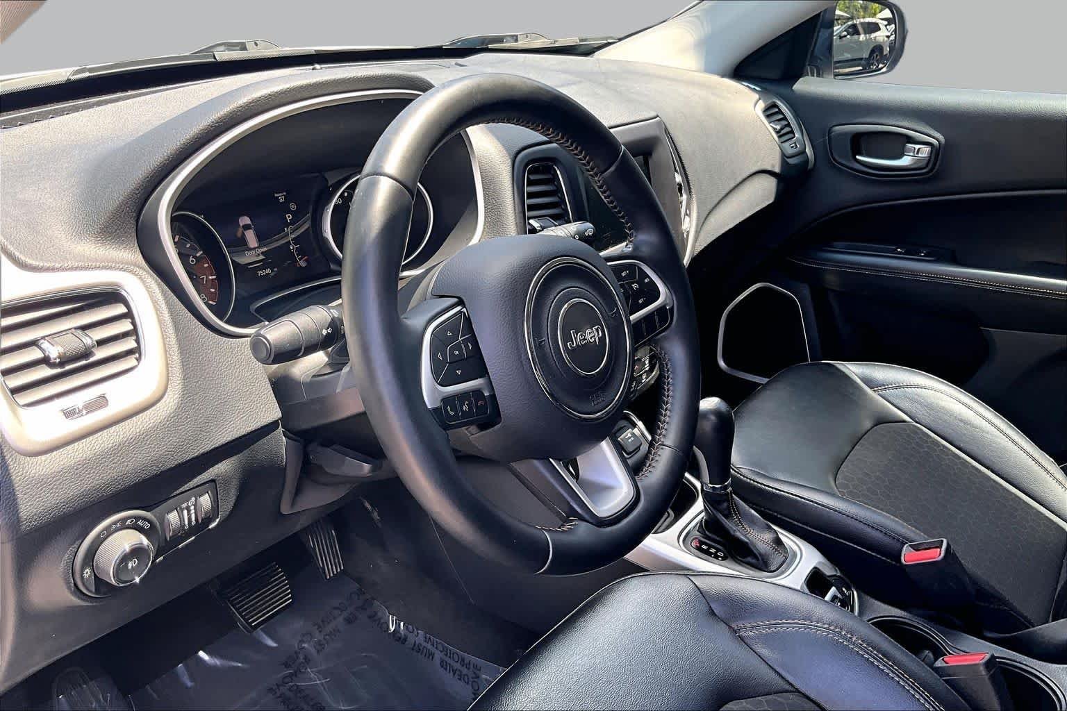 Used 2018 White Clearcoat Jeep Latitude image 18