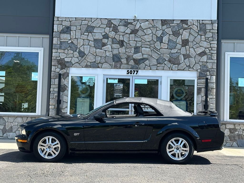 Used 2005 Black Ford  image 31