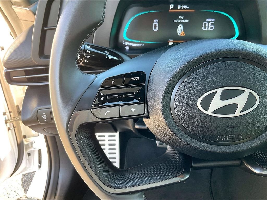 Used 2025 White Hyundai SEL Sport image 22