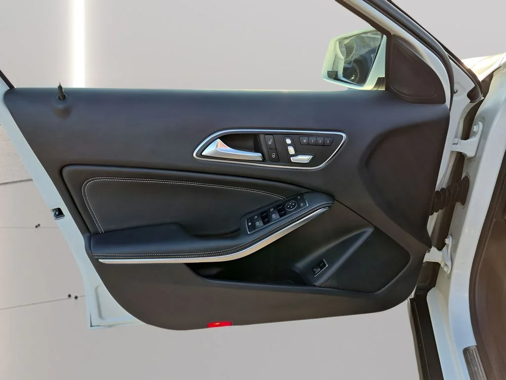 Used 2018 Black Mercedes-Benz GLA 250 image 15