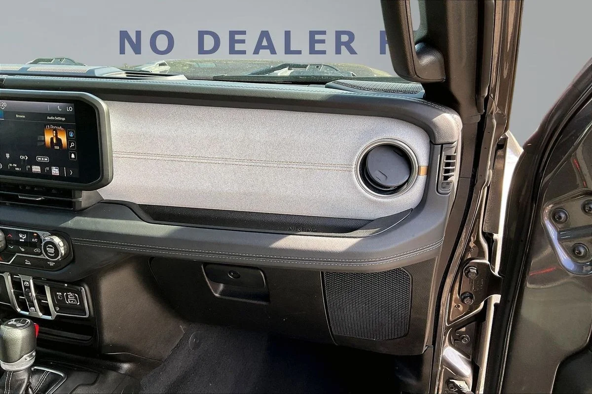 Used 2025  Jeep Sahara 4xe image 25