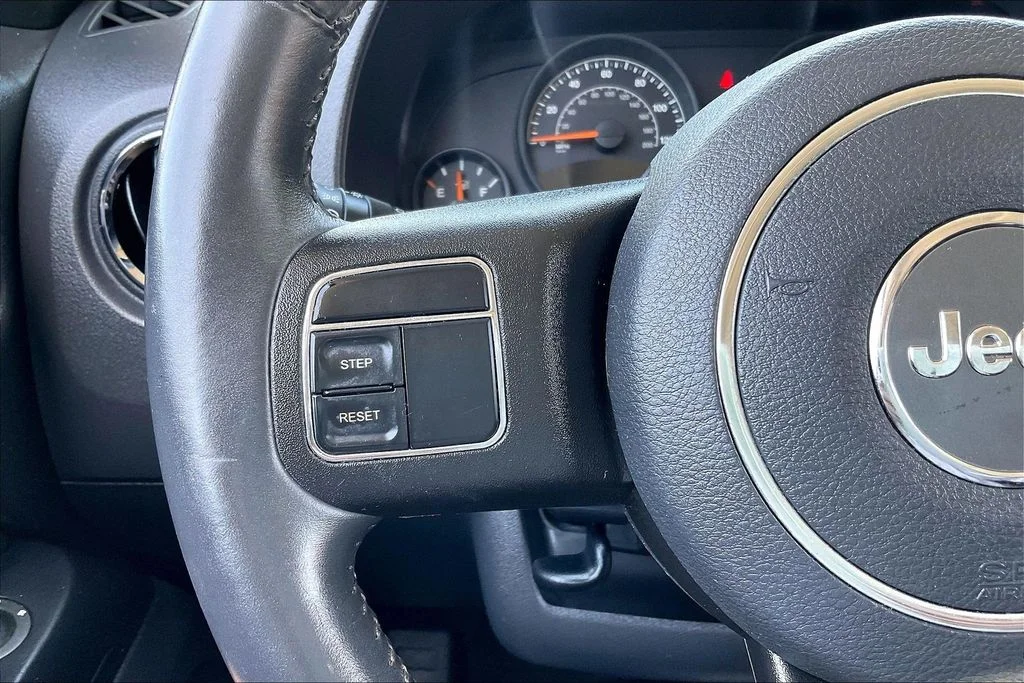 Used 2015 Gray Jeep Latitude image 14