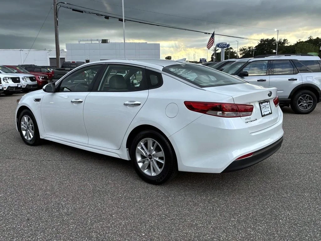 Used 2017 Snow White Pearl Kia LX image 5