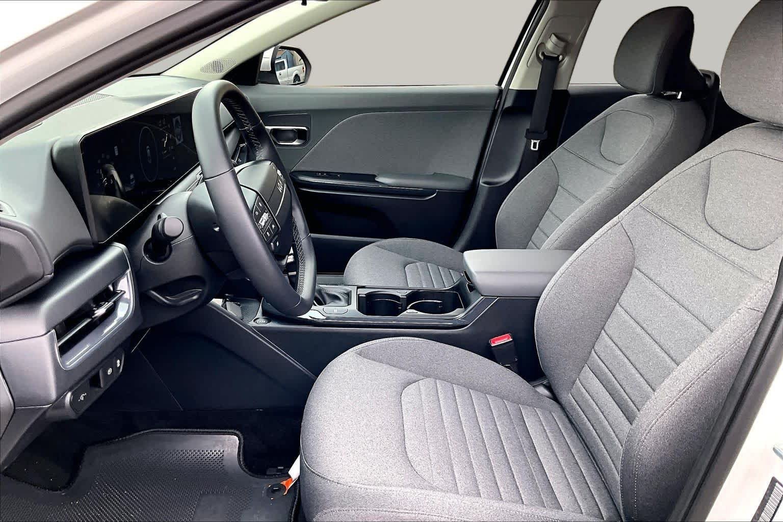 Used 2025 Snow White Pearl Kia EX image 10