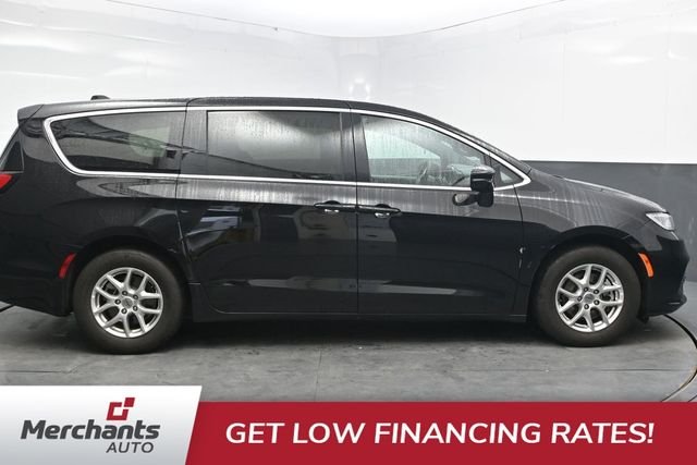 Used 2025 Black Chrysler Select image 9