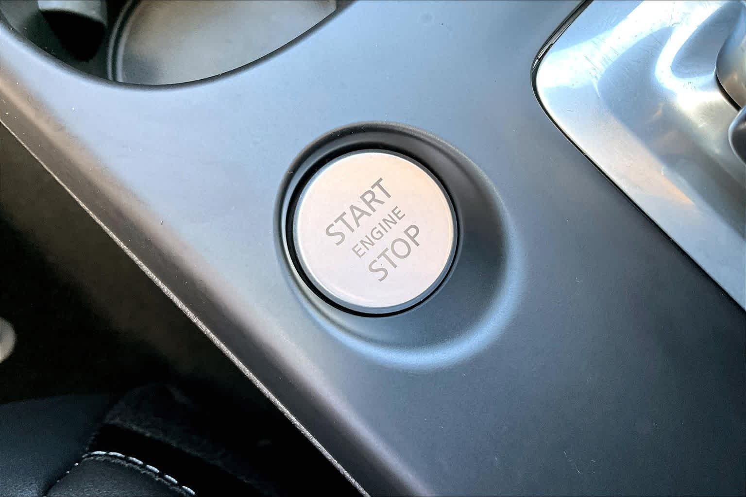 Used 2025 Radiant White INFINITI LUXE image 30