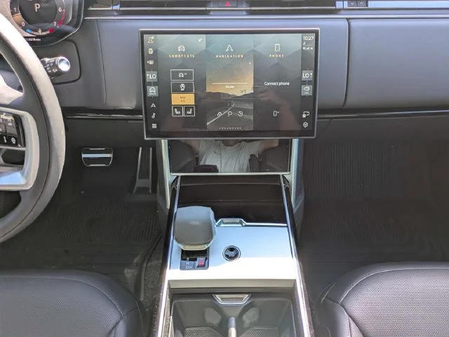 Used 2025 Fuji White Land Rover SE image 12