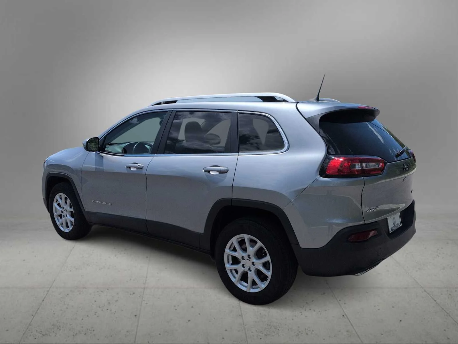 Used 2016 Billet Silver Metallic Clearcoat Jeep Latitude image 6