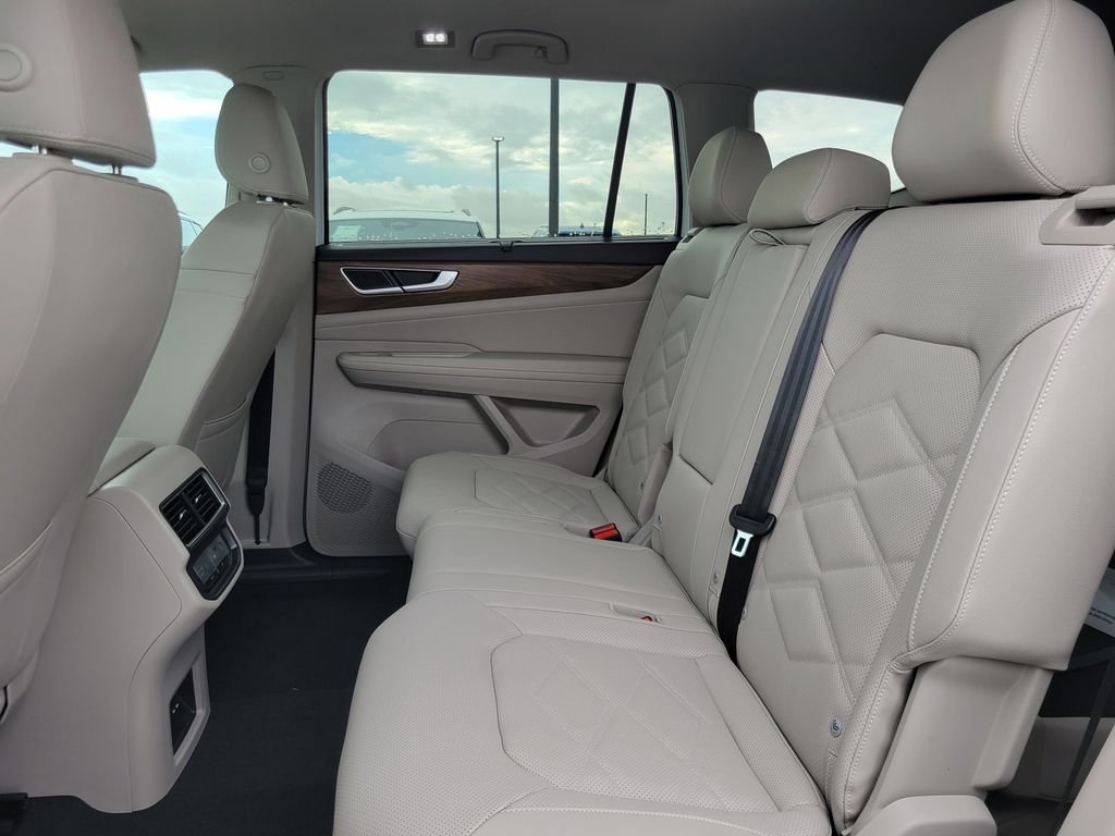 New 2026 White/off-white Volkswagen SE w/Technology image 5