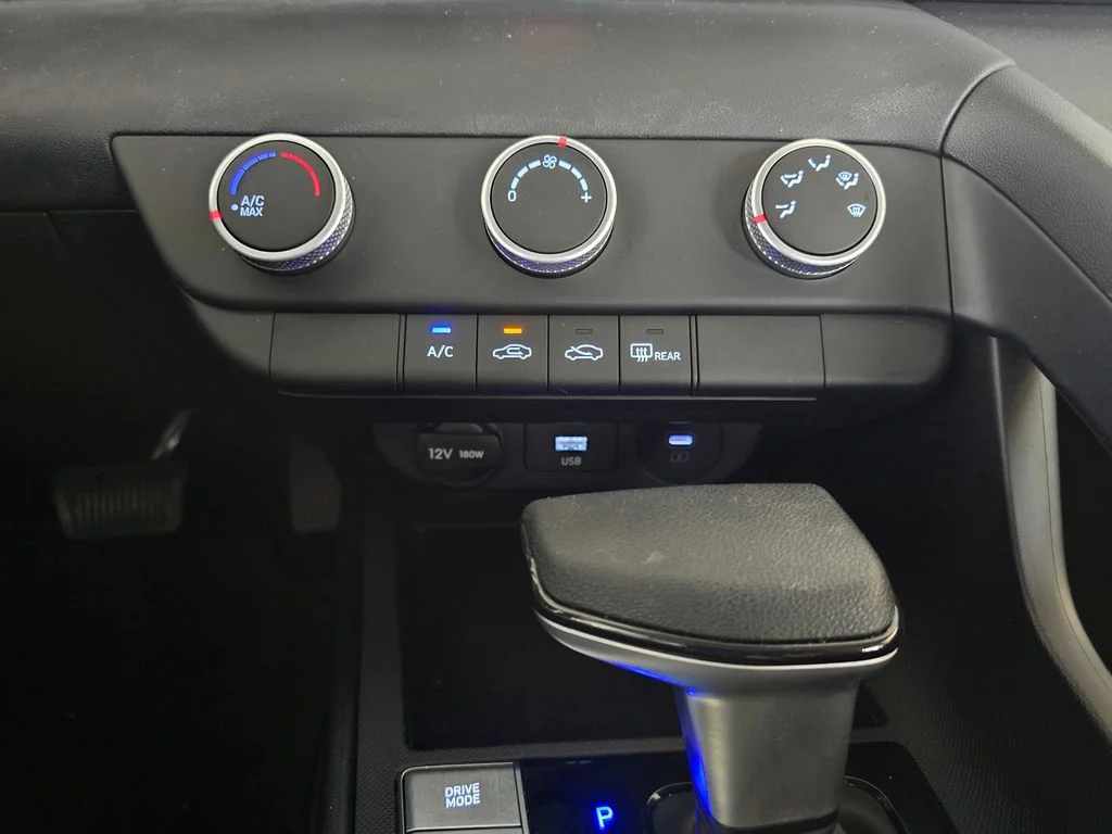 Used 2025  Hyundai SE image 20