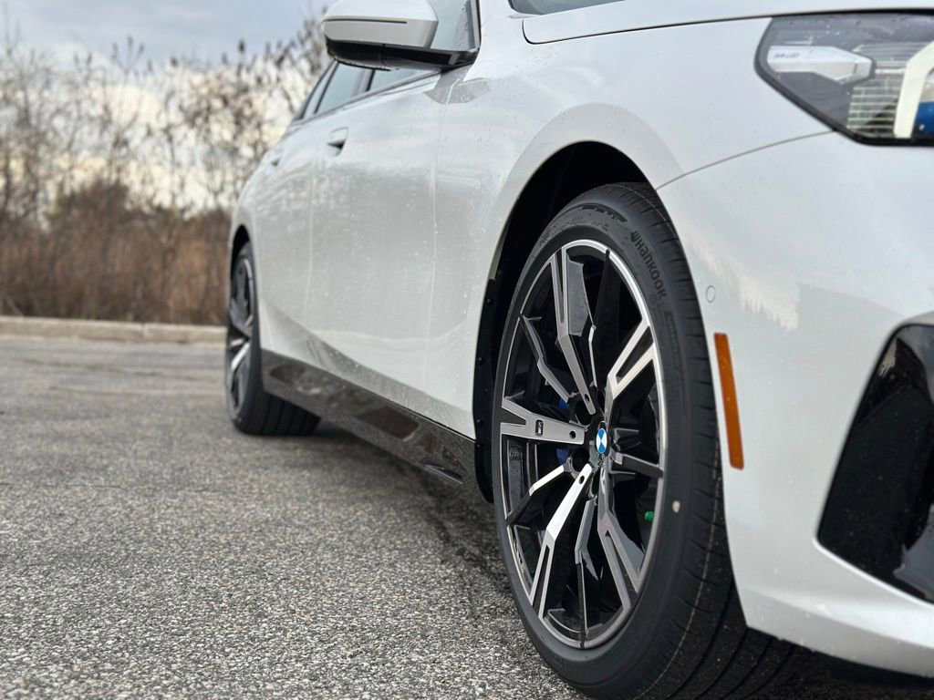 New 2026 Mineral White Metallic BMW 530i xDrive image 9