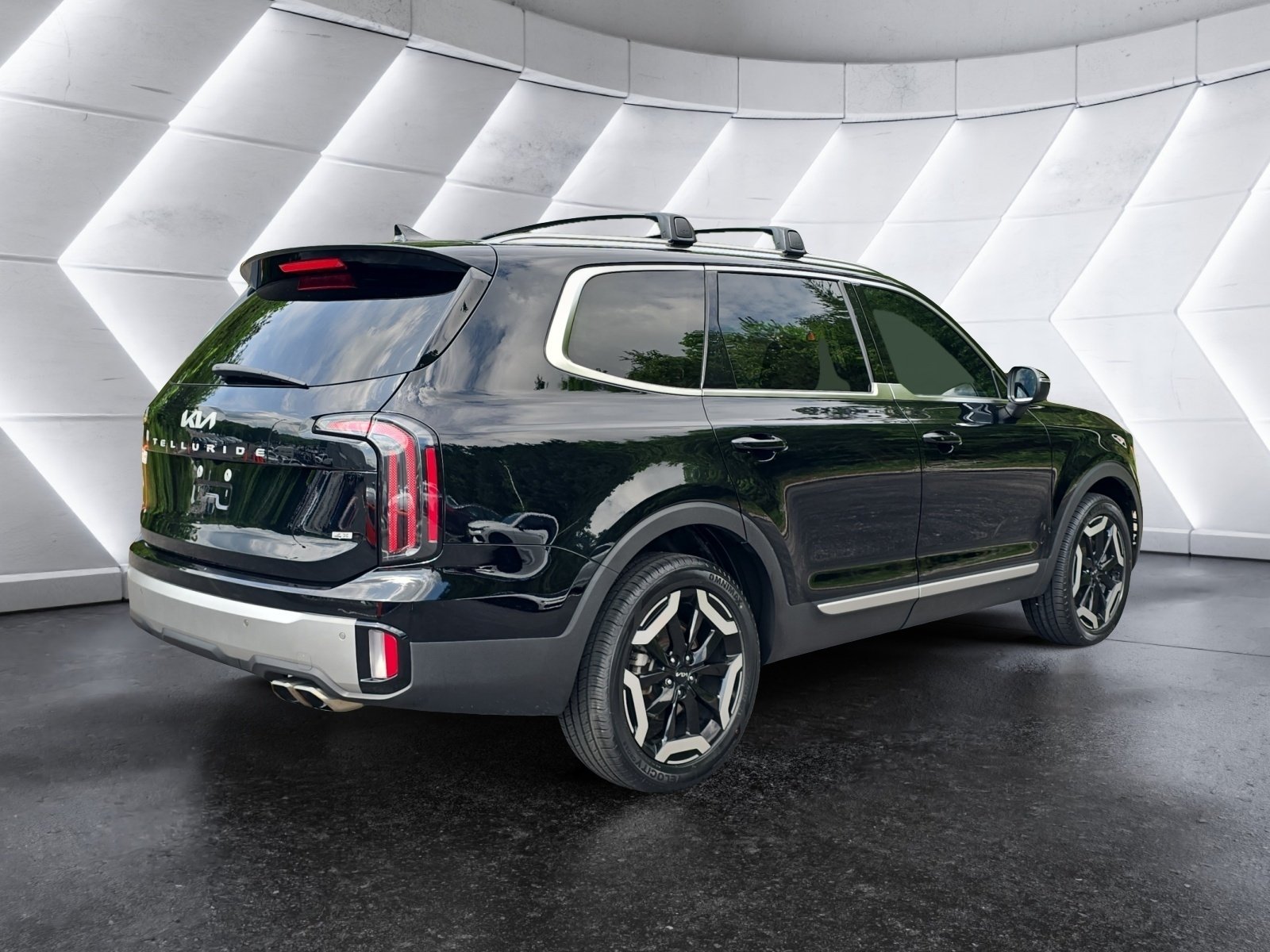 Used 2023 Black Kia EX image 5