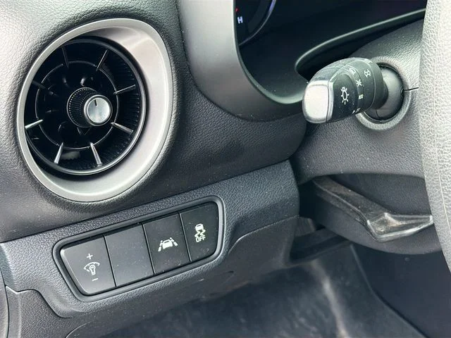 Used 2021 White Kia LXS image 10
