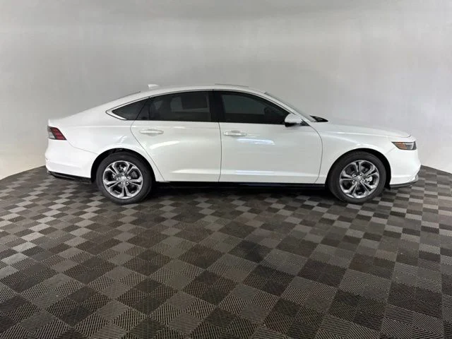 Used 2025 White Honda EX-L image 5