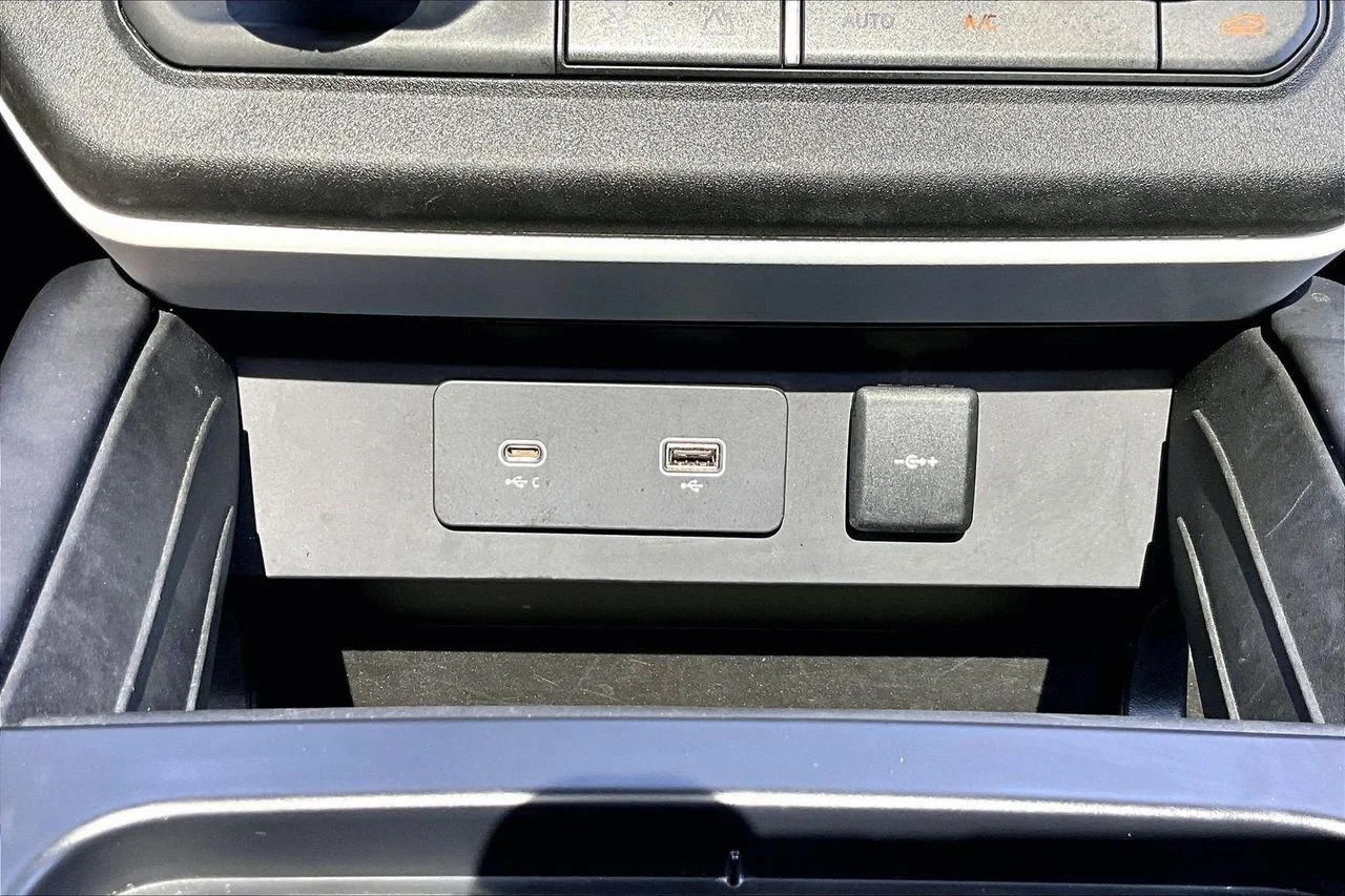 Used 2024  Land Rover S image 18