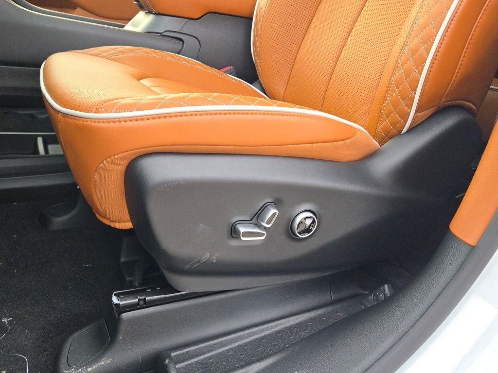New 2026 Bright White Clear-Coat Exterior Paint Chrysler Pinnacle image 26