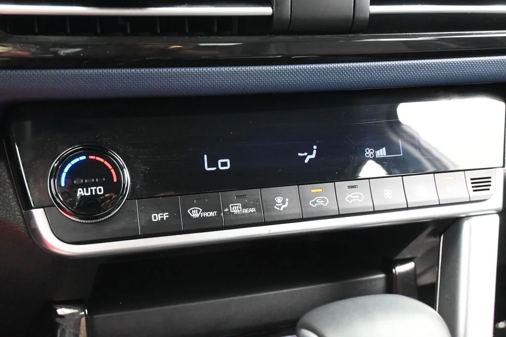 Used 2023 Clear White/Black Roof Kia S image 19