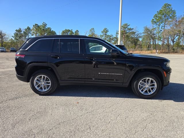 New 2026 Diamond Black Crystal Pearl-Coat Exterior Paint Jeep Laredo X image 3