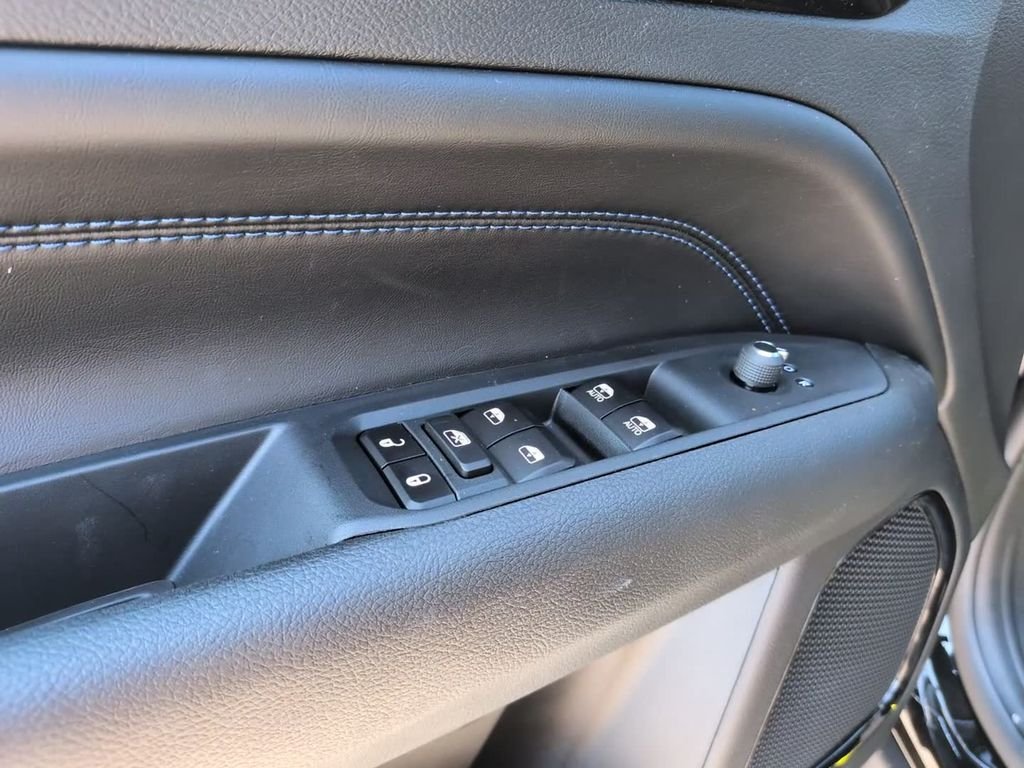 New 2026 Diamond Black Crystal Pearlcoat Jeep Latitude image 17