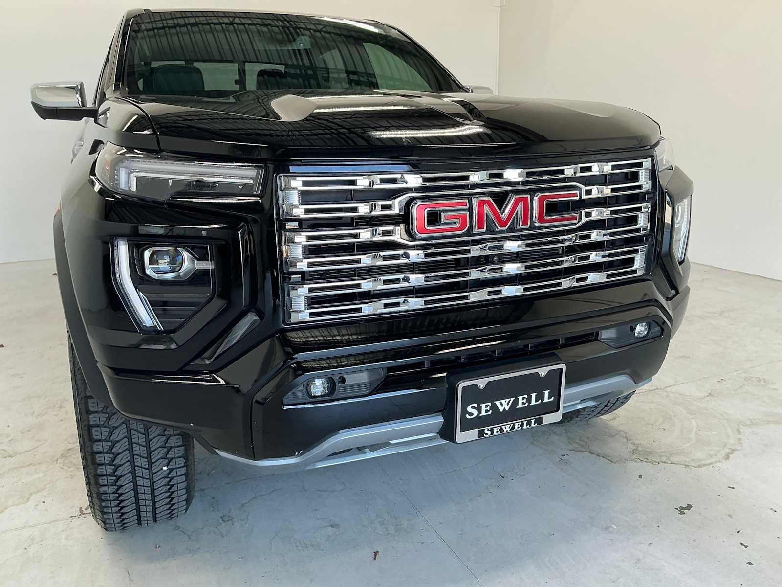 Used 2025 Onyx Black GMC 4WD Denali image 5