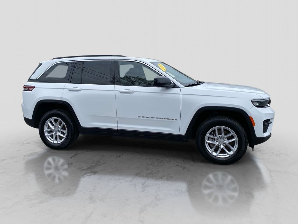 Used 2025 White Jeep Laredo X image 10