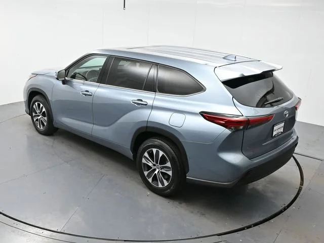 Used 2022 Moon Dust Toyota XLE image 38