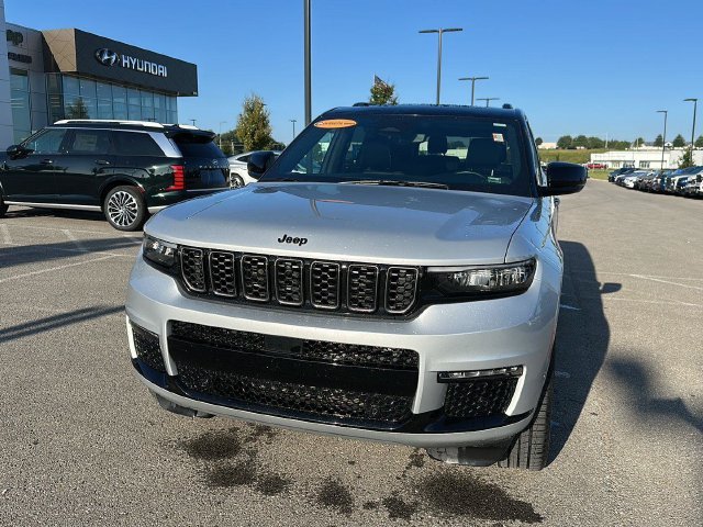 Used 2025  Jeep Summit image 6