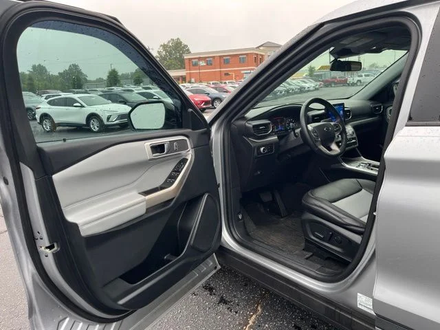 Used 2023 Silver Ford XLT image 3
