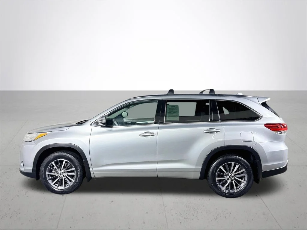 Used 2018 Silver Toyota XLE image 9