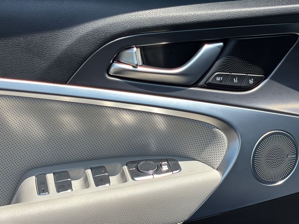 2025 GENESIS G70 Standard - Photo 17