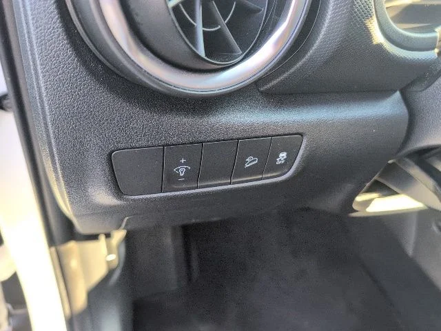 Used 2023 White Hyundai SEL image 18