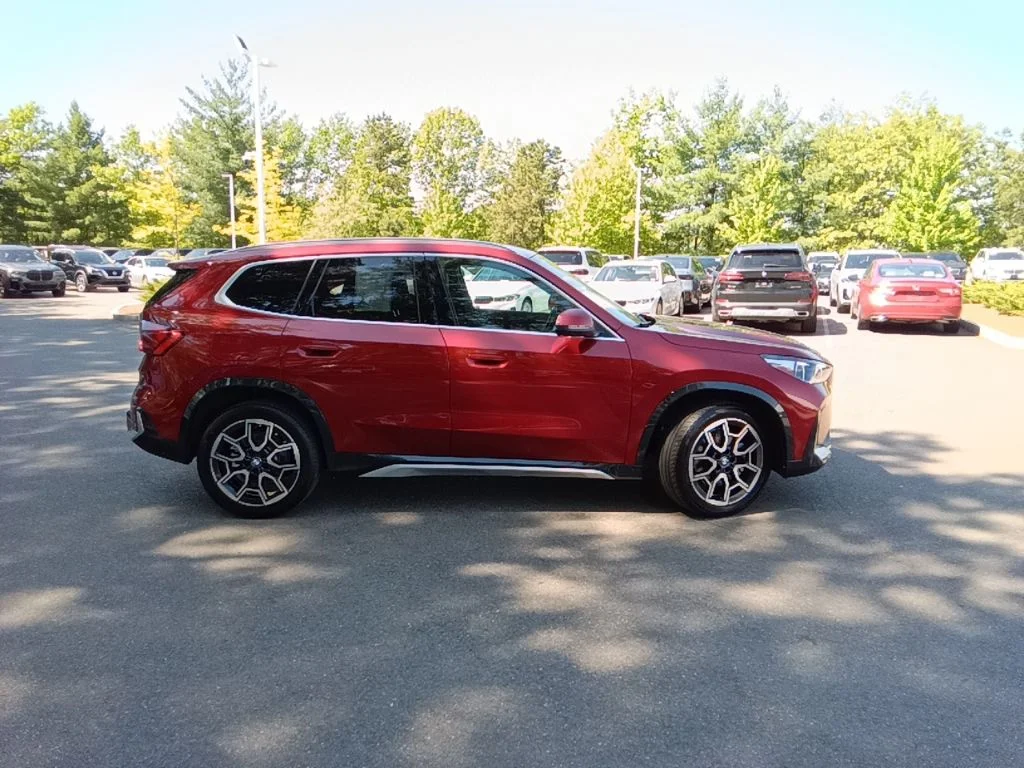 Used 2026 Vegas Red Metallic BMW xDrive28i image 8