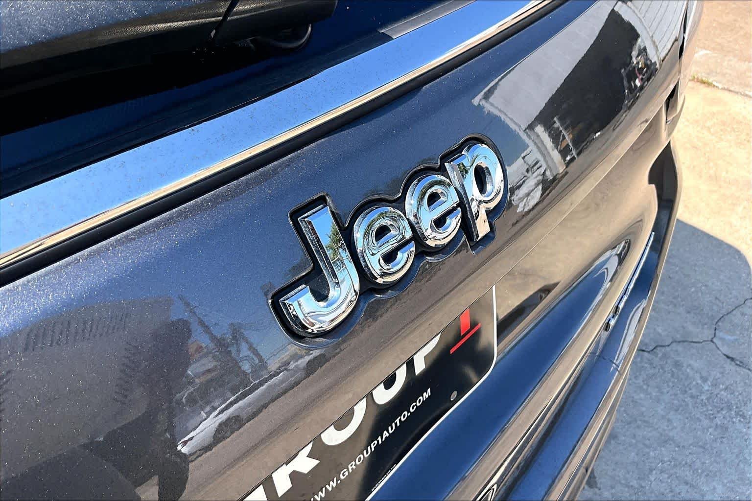 Used 2022 Granite Crystal Metallic Clearcoat Jeep Limited image 10