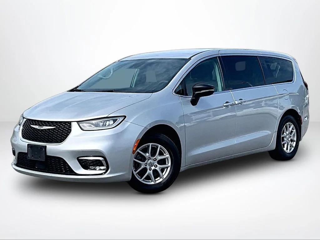Used 2024 Silver Chrysler Touring L image 2
