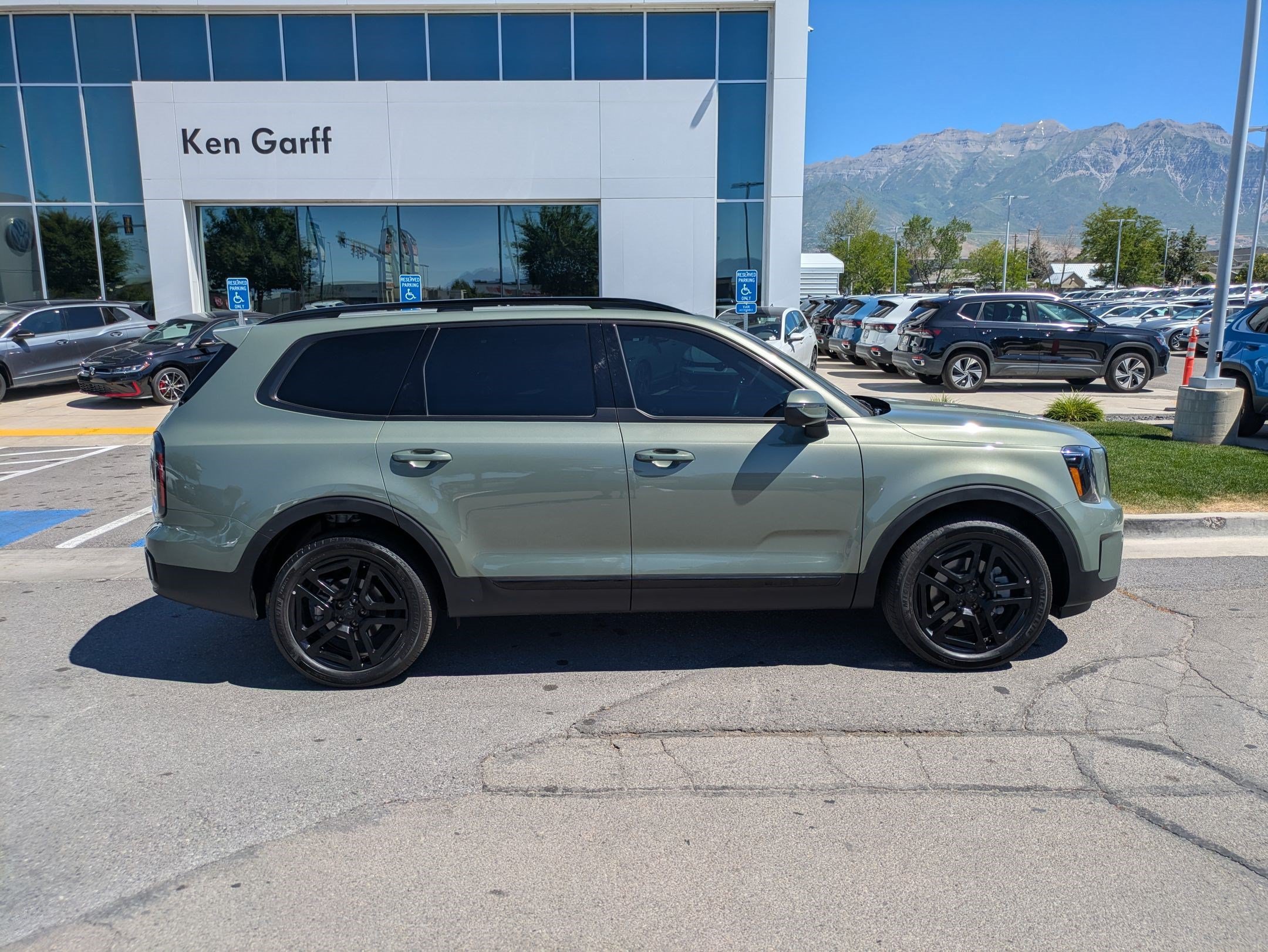 Used 2025 Jungle Green Kia EX X-Line image 2