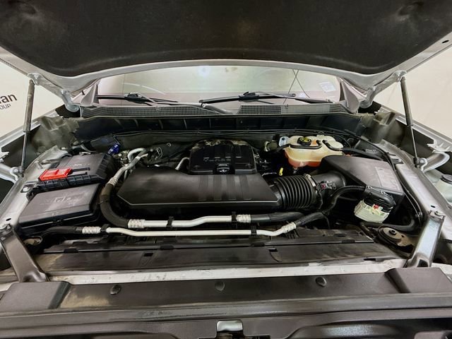 Used 2022 Silver Ice Metallic Chevrolet Custom image 33