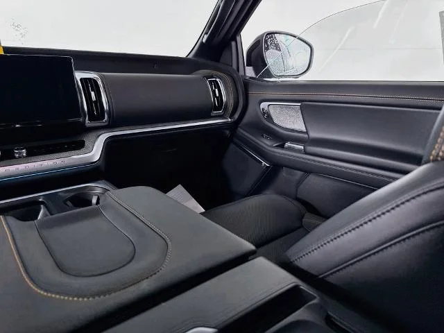 New 2027 Glacier Gray Metallic Tri-Coat Ford Tremor® image 60