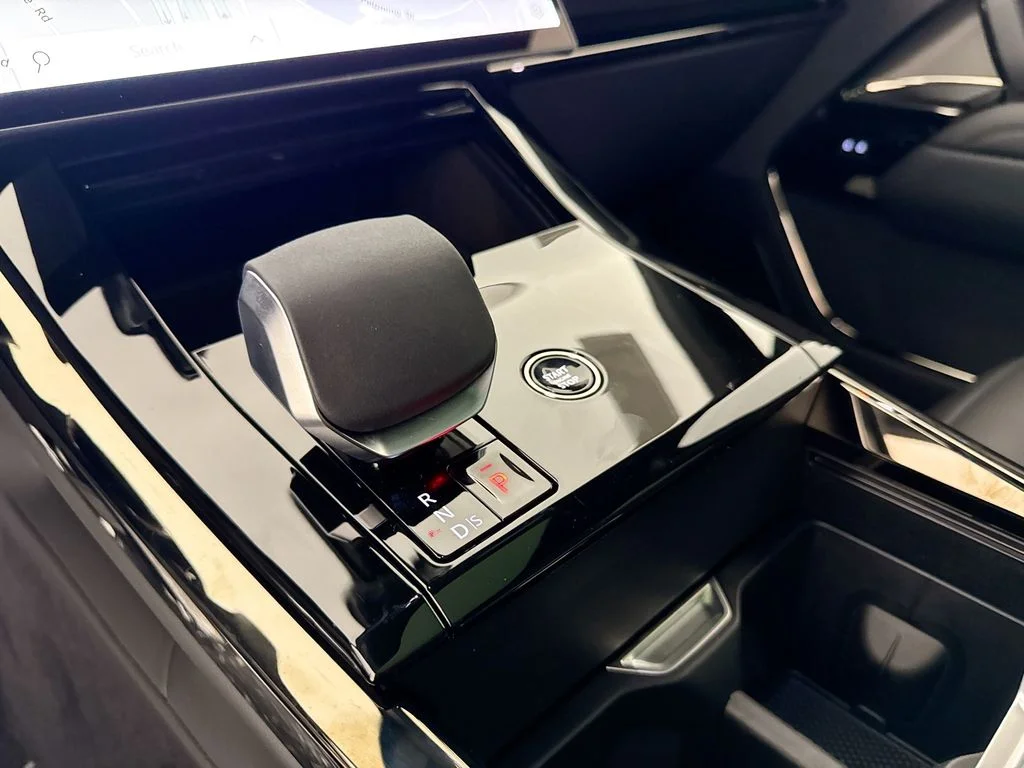 New 2026 Borasco Grey Land Rover SE image 17