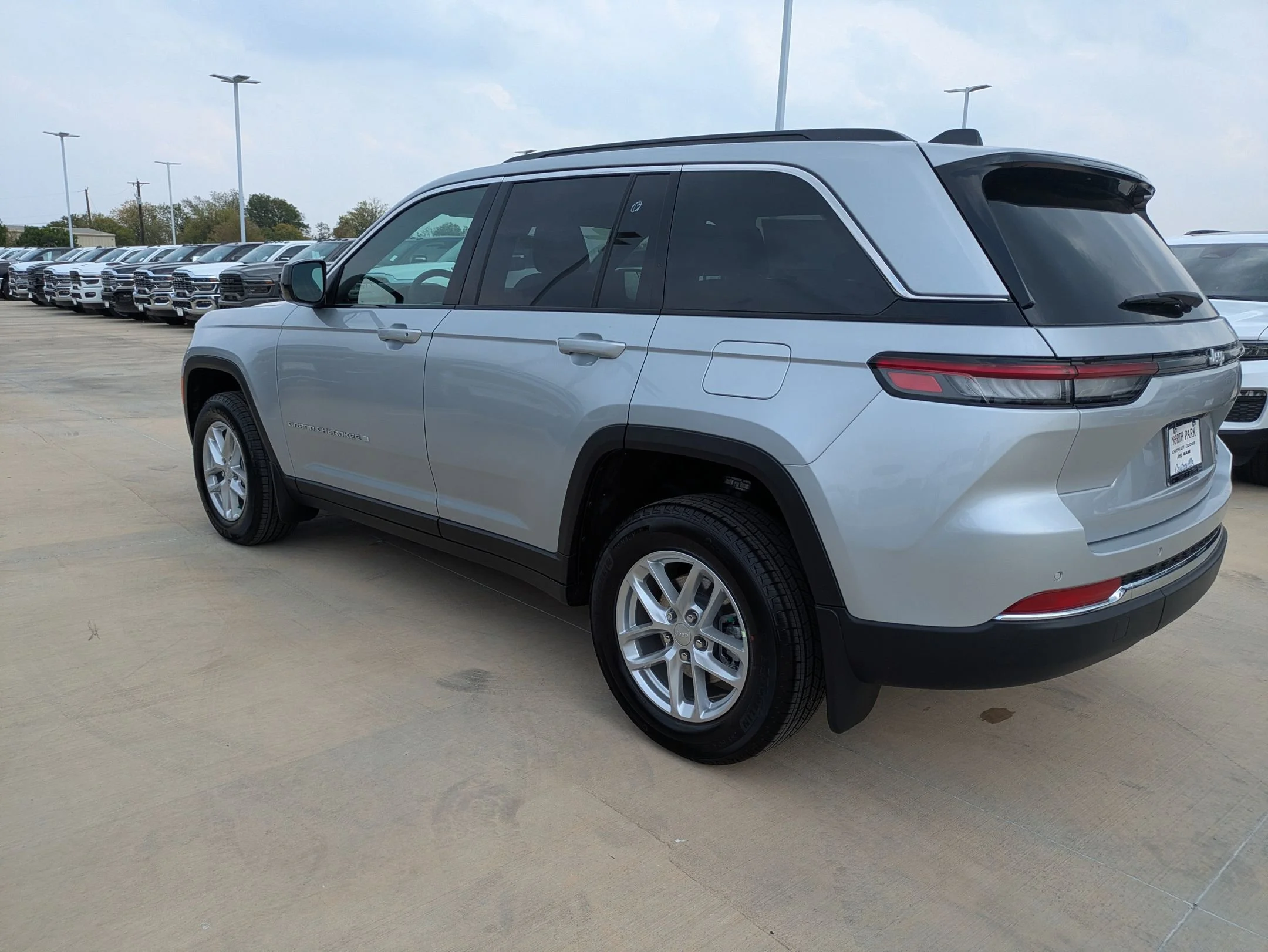 New 2025 Silver Zynith Exterior Paint Jeep Laredo image 6