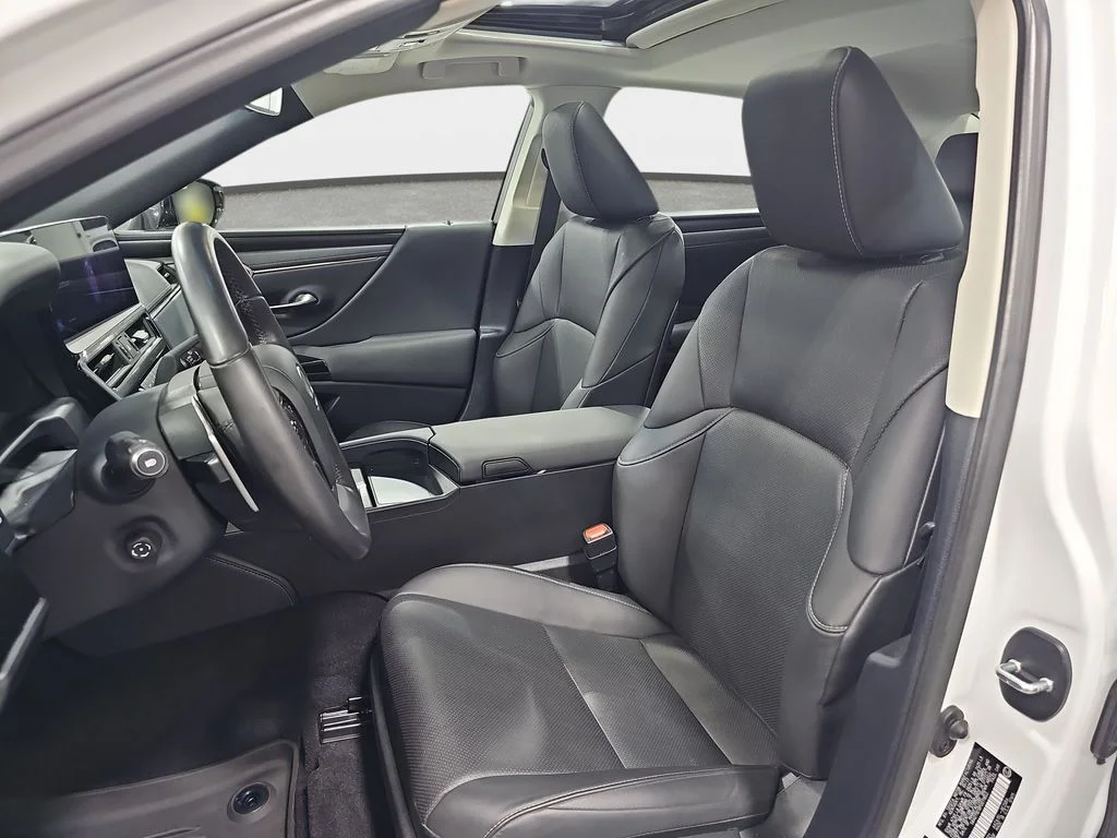 Used 2023 White Lexus 250 image 17