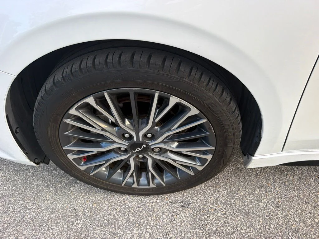 Used 2024 Snow White Pearl Kia GT-Line image 11