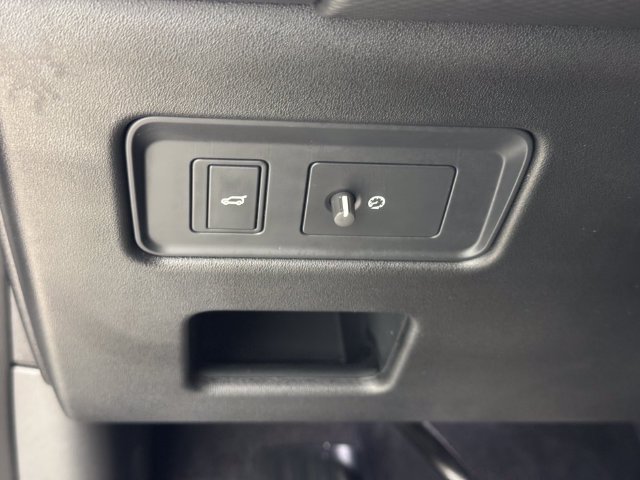 Used 2024 Fuji White Land Rover Dynamic SE image 38