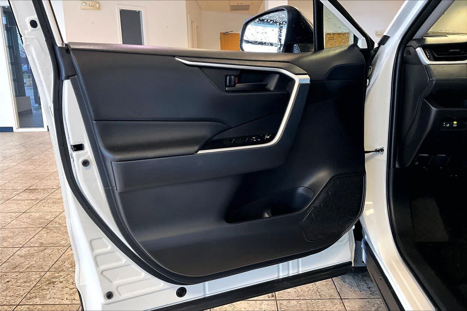 Used 2025 Ice Toyota LE image 21