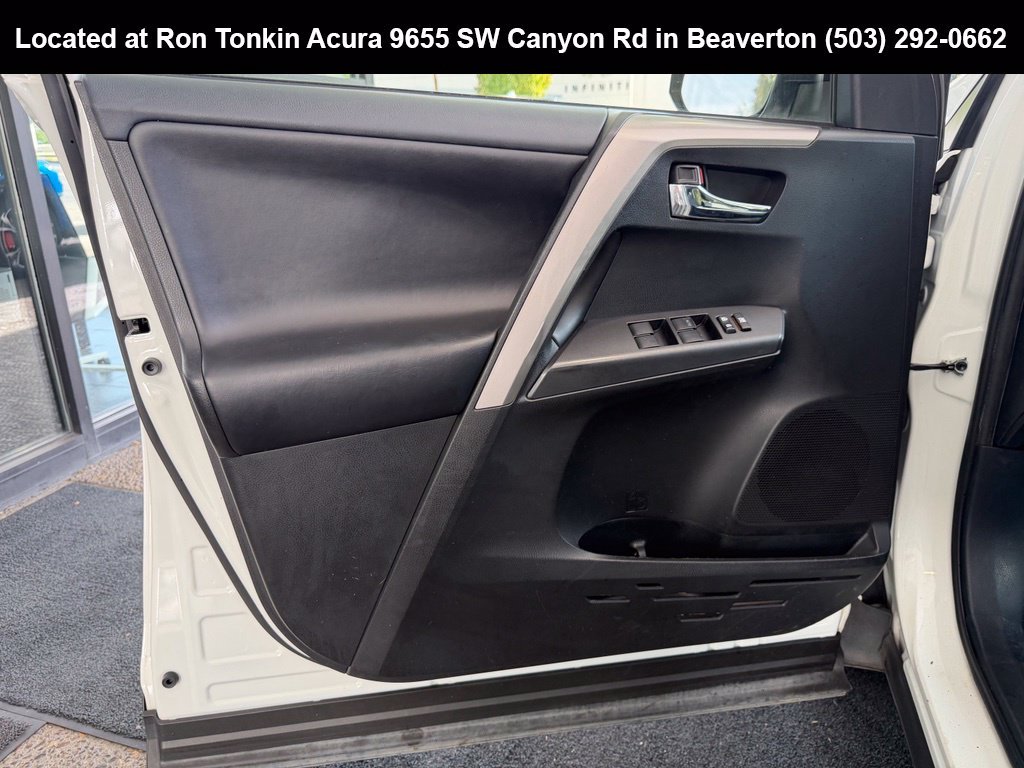 Used 2018 Super White Toyota XLE image 11