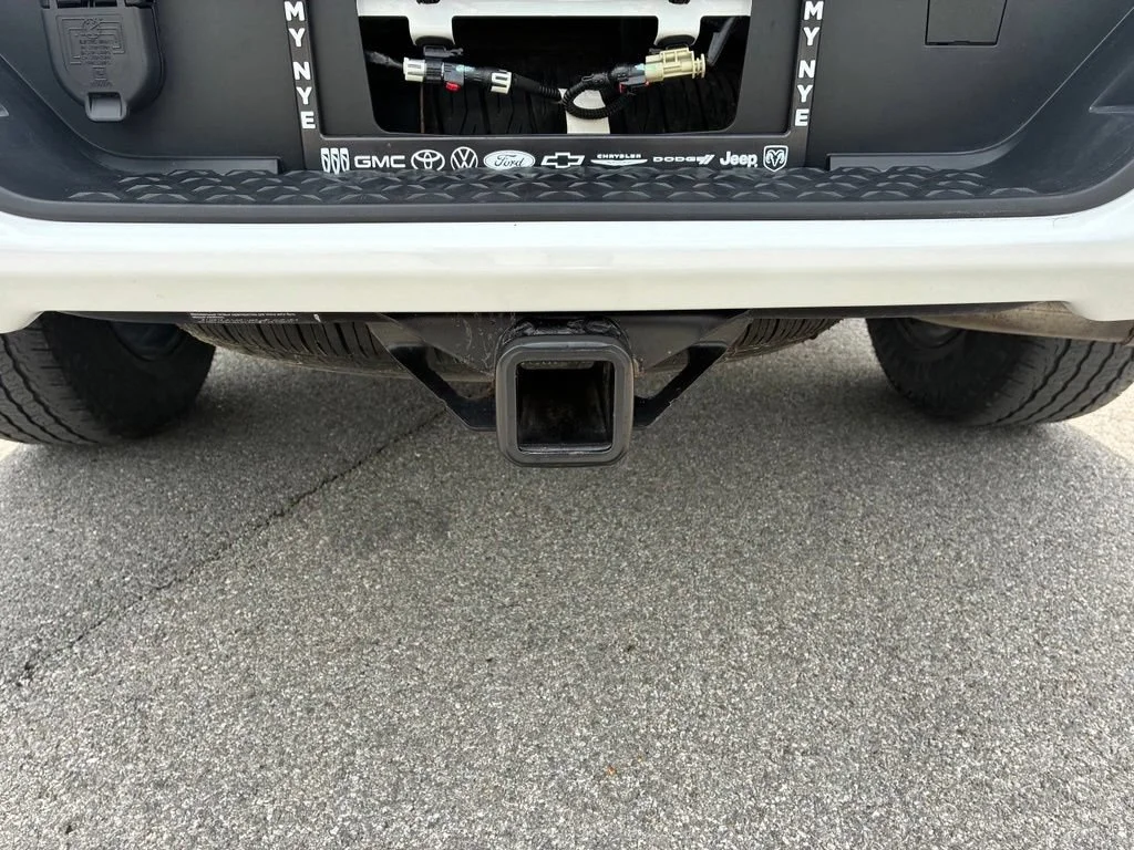 Used 2024 Summit White GMC Elevation image 10