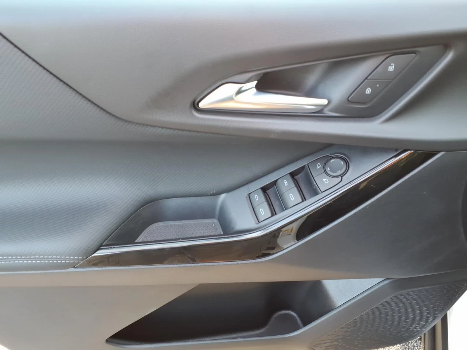 2027 Chevrolet Equinox LT - Photo 5