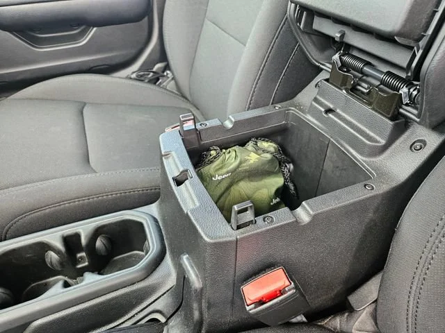 Used 2021  Jeep Unlimited Sport Altitude image 26
