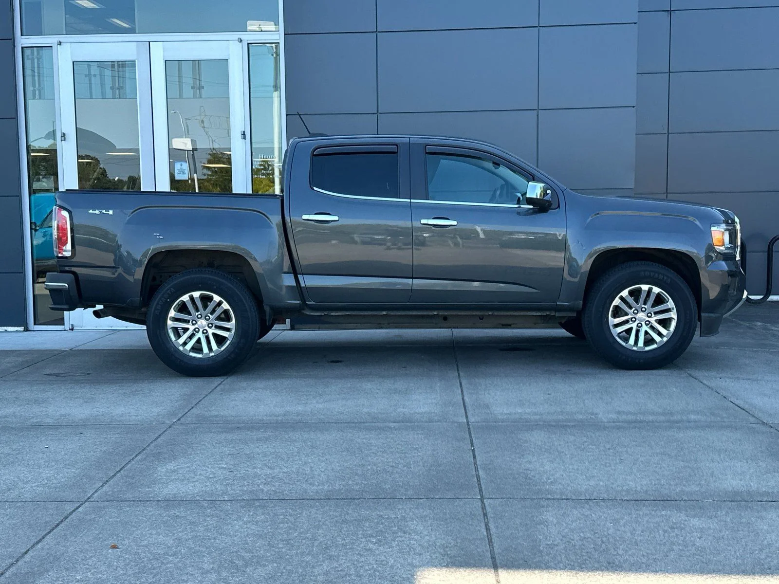 Used 2016 Cyber Gray Metallic GMC SLT image 2